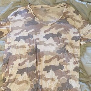 AMERICAN EAGLE SOFT AND SEXY CAMO T SHIRT SIZE M